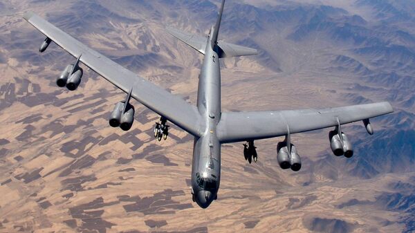 Бомбардировщик B-52 Stratofortress готовится к дозаправке (9 февраля 2006). Афганистан - Sputnik Армения