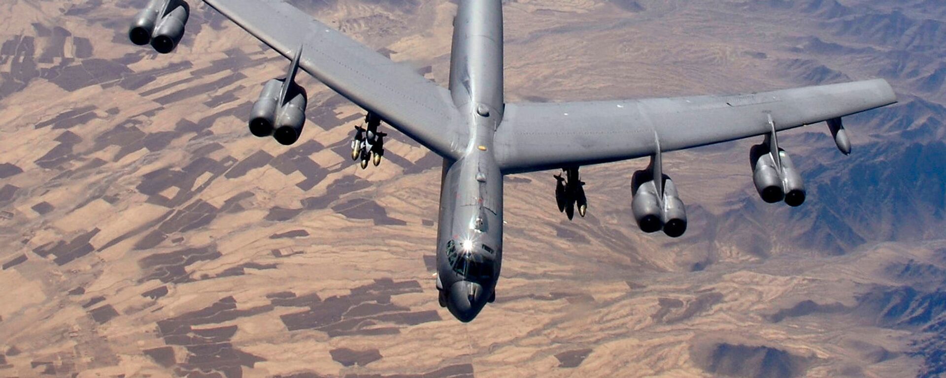 Бомбардировщик B-52 Stratofortress готовится к дозаправке (9 февраля 2006). Афганистан - Sputnik Армения, 1920, 08.03.2021