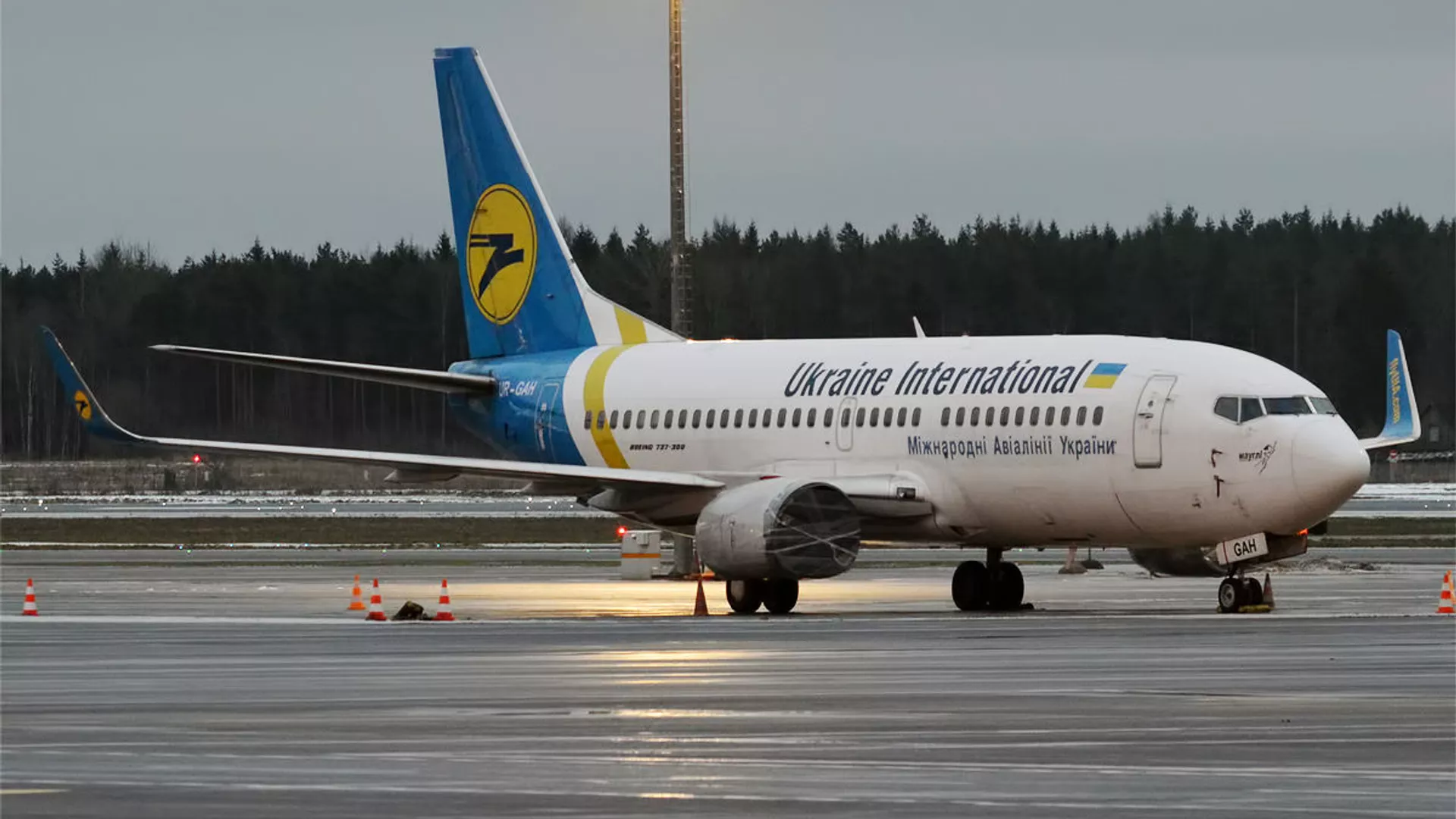 Самолет Boeing 737-32Q авиакомпании Ukraine Int. Airlines 