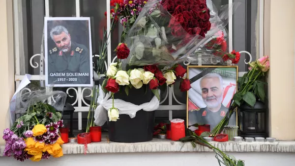 Цветы у посольства Исламской Республики Иран на Покровском бульваре после убийства генерала Касема Сулеймани (8 января 2020). Москва - Sputnik Армения