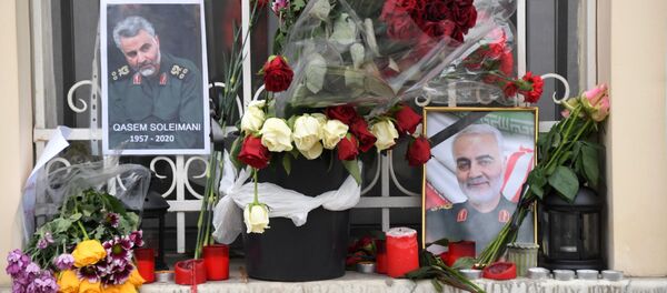 Цветы у посольства Исламской Республики Иран на Покровском бульваре после убийства генерала Касема Сулеймани (8 января 2020). Москва - Sputnik Армения