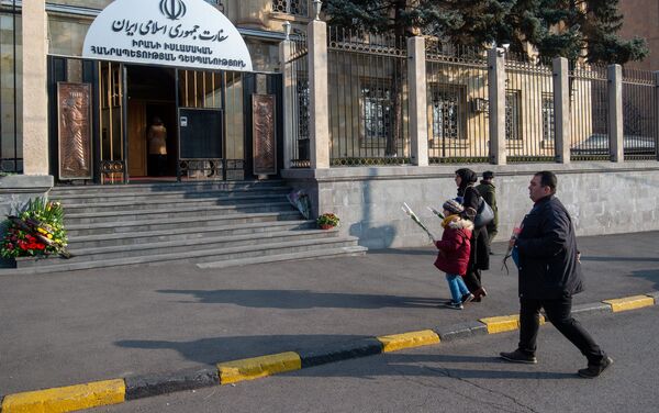 Граждане Ирана подходят к зданию Посольства Ирана в Армении, где открыта книга соболезнований в связи с убийством иранского генерала Касема Хосейни (8 января 2020). Еревaн - Sputnik Армения