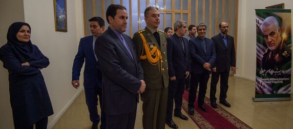 Заместитель посла Ирана в Армении Али Мохаммад Мотахи встречает посетителей у входа в Посольство Ирана в Армении, где открыта книга соболезнований в связи с убийством иранского генерала Касема Хосейни (8 января 2020). Еревaн - Sputnik Արմենիա