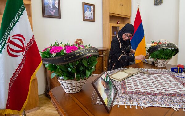 В Посольстве Ирана в Армении открыта книга соболезнований в связи с убийством иранского генерала Касема Хосейни (8 января 2020). Еревaн - Sputnik Армения