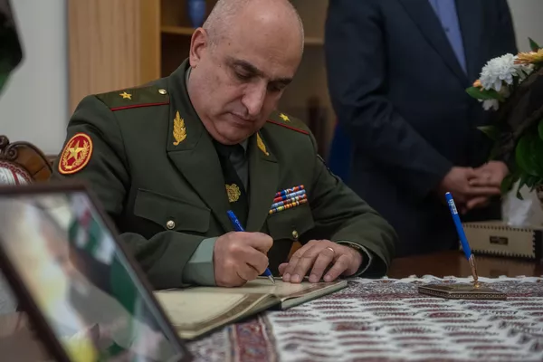 Заместитель начальника Генштаба ВС РА Аракел Мартикян оставил запись в книге соболезнований в Посольстве Ирана в Армении в связи с убийством иранского генерала Касема Хосейни (8 января 2020). Еревaн - Sputnik Армения