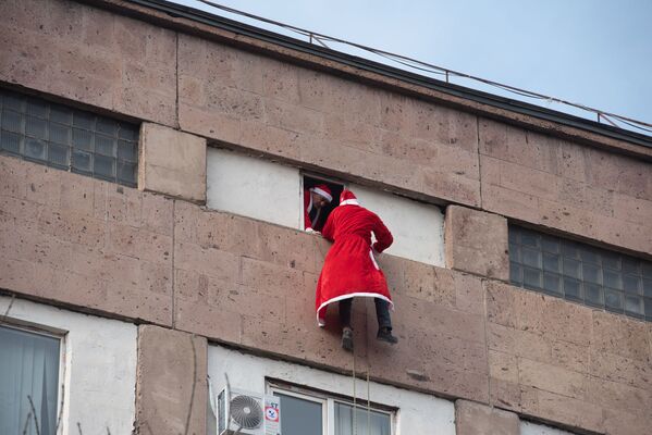Деды Морозы залезают в окно МЦ Сурб Григор Лусаворич - Sputnik Армения