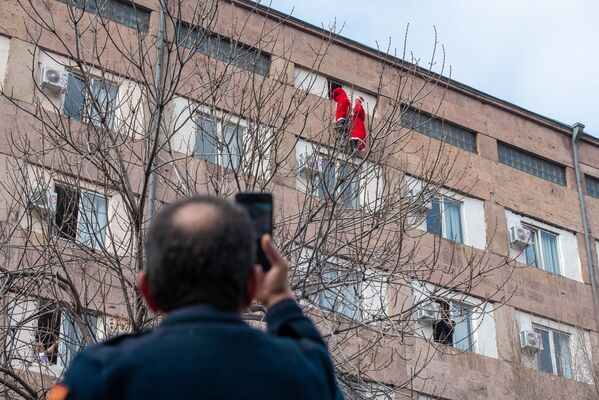 Деды Морозы залезают в окно МЦ Сурб Григор Лусаворич - Sputnik Армения