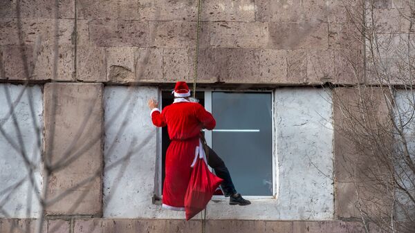 Дед Мороз залезает в окно МЦ Сурб Григор Лусаворич - Sputnik Армения