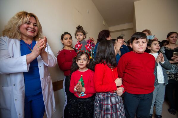 Маленькие пациенты МЦ Сурб Григор Лусаворич в ожидании Дедов Морозов - Sputnik Армения