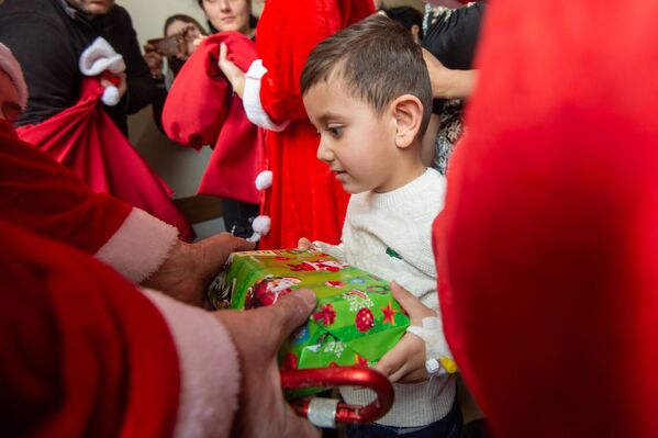 Маленький пациент МЦ Сурб Григор Лусаворич получает подарок от Деда Мороза - Sputnik Армения