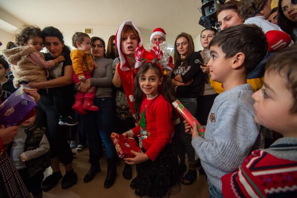 Счастливая девочка с подарком от Деда Мороза - Sputnik Армения