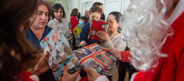 Дед Мороз раздает подарки Дед Мороз раздает подарки - Sputnik Արմենիա