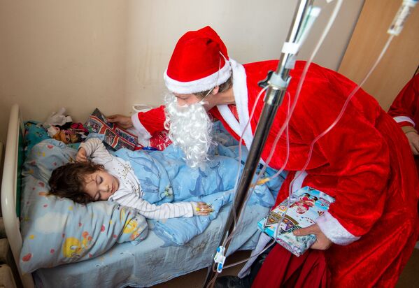 Дед Мороз не обошел вниманием и спящих пациентов - Sputnik Армения