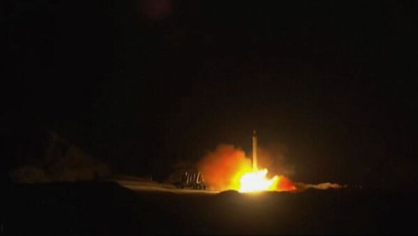 Скрин из иранского видео, снятой 8 января 2020 года, демонстрирует запущенные ракеты из Ирана против американской военной базы в Эйн-аль-Асаде в Ираке. - Sputnik Армения