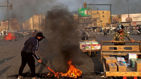 Протестующие устроили поджоги, чтобы закрыть улицы возле площади Тахрир во время демонстрации протеста против иранского ракетного удара (8 января 2020). Багдад - Sputnik Արմենիա