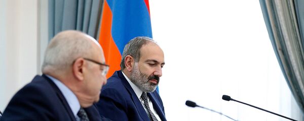Премьер-министр Никол Пашинян принял членов Общественного совета во главе с председателем совета Вазгеном Манукяном (19 апреля 2019). Еревaн - Sputnik Армения