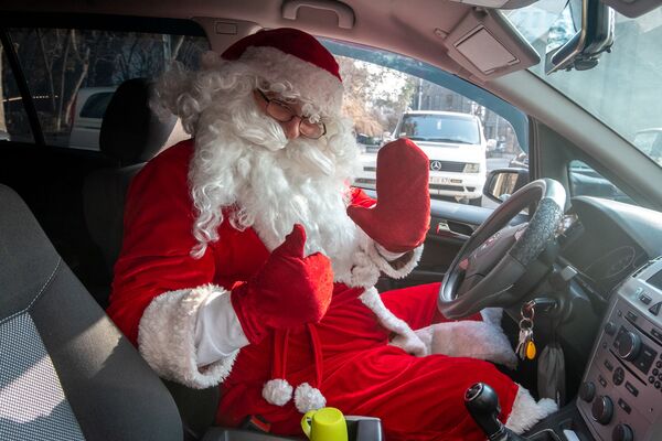 Գիտե՞ս՝ Ձմեռ պապն ինձ գործի բերեց. Մարությանը փորձում է բարձրացնել բոլորի տրամադրությունը  - Sputnik Արմենիա