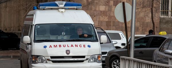 Автомобиль скорой помощи у медцентра Сурб Григор Лусаворич - Sputnik Արմենիա