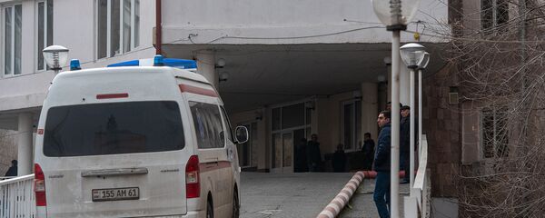 Автомобиль скорой помощи у медцентра Сурб Григор Лусаворич Автомобиль скорой помощи у медцентра Сурб Григор Лусаворич - Sputnik Արմենիա