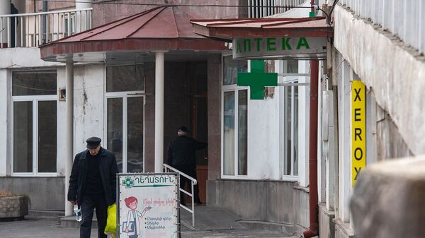 Пожилой человек проходит мимо аптеки у медцентра Сурб Григор Лусаворич - Sputnik Армения