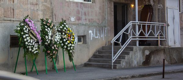 Поминальные венки убитой 16-летней девушки Сары Карапетян - Sputnik Армения