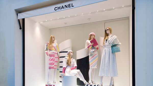 Модный дом Chanel и онлайн-платформа Farfetch запустили футуристичный торговый проект во флагманском магазине Chanel в Париже.  - Sputnik Армения
