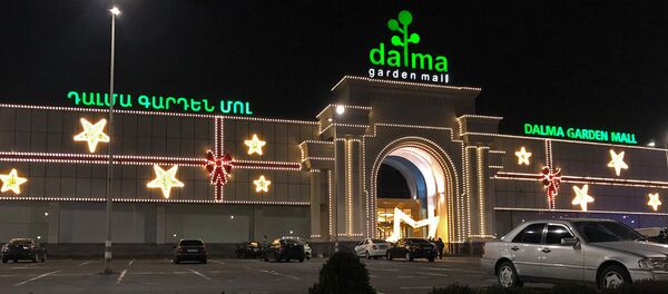 ТЦ Далма Гарден Молл после эвакуации - Sputnik Армения