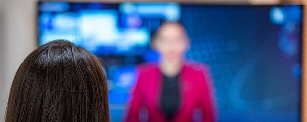 Девушка смотрит телевизор - Sputnik Արմենիա