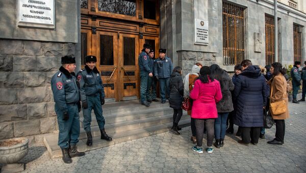 Акция протеста матерей пропавших из роддома детей перед зданием генпрокуратуры Армении (10 января 2020). Еревaн - Sputnik Արմենիա