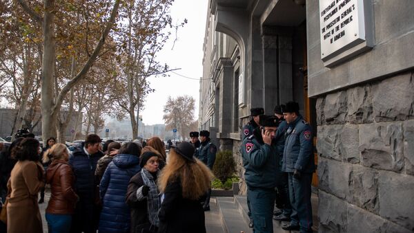 Акция протеста матерей пропавших из роддома детей перед зданием генпрокуратуры Армении (10 января 2020). Еревaн - Sputnik Армения