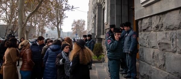 Акция протеста матерей пропавших из роддома детей перед зданием генпрокуратуры Армении (10 января 2020). Еревaн Акция протеста матерей пропавших из роддома детей перед зданием генпрокуратуры Армении (10 января 2020). Еревaн - Sputnik Армения