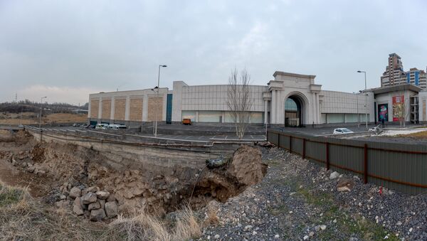 Строительный котлован рядом с ТЦ Далма Гарден Молл (10 января 2020). Ереван - Sputnik Արմենիա