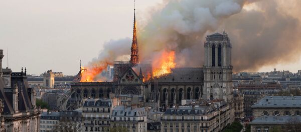 Пожар в соборе Нотр-Дам в центре Парижа (15 апреля 2019). Франция - Sputnik Армения