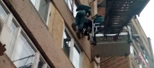 Спасатели МЧС помогли упавшему из окна гражданину (10 января 2020). Еревaн - Sputnik Արմենիա