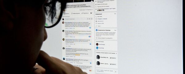 Пользователь соц.сети Facebook читает коментарии поста - Sputnik Армения