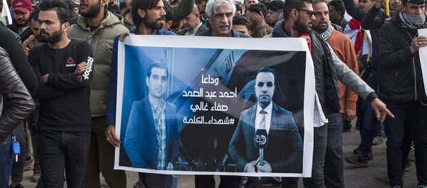 Митинг памяти двух репортеров (Ахмада Абдессамада, и его оператора Сафау Гали), застреленных накануне вечером в Басре, где они освещали месяцы антиправительственных протестов (11 января 2020). Басра, Ирак - Sputnik Արմենիա