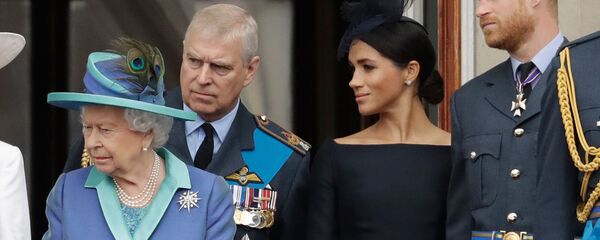 Британская королева Елизавета II, Принц Эндрю, герцогиня Сассексская Меган и принц Гарри на балконе Букингемского дворца (10 июля 2018). Лондон - Sputnik Արմենիա
