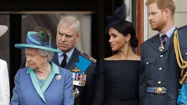 Британская королева Елизавета II, Принц Эндрю, герцогиня Сассексская Меган и принц Гарри на балконе Букингемского дворца (10 июля 2018). Лондон - Sputnik Արմենիա