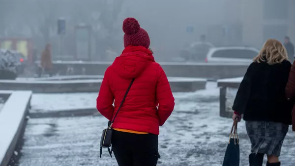 Девушка в красном зимним утром