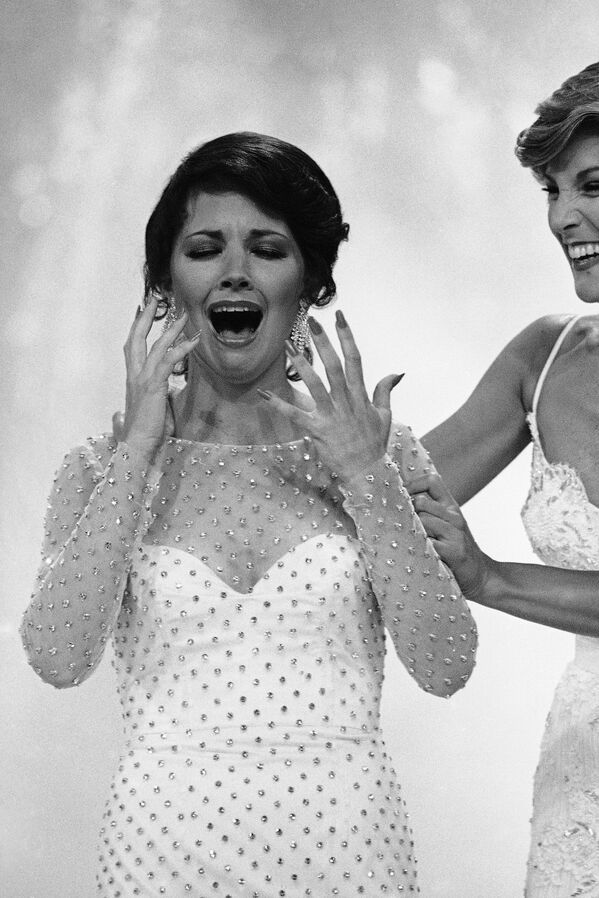 Мисс Америка 1980 Сьюзан Пауэлл после победы на конкурсе красоты  - Sputnik Армения