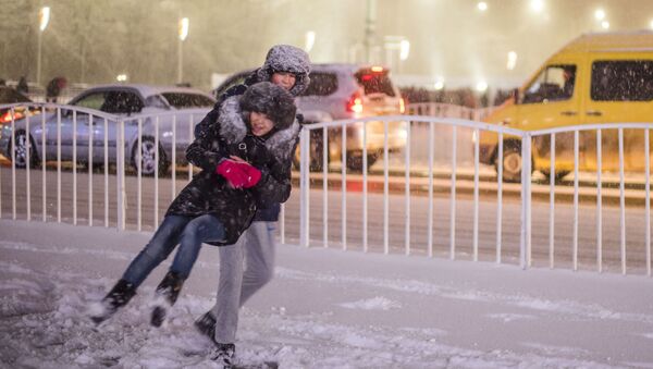 Молодой человек с девушкой в центре Бишкека. - Sputnik Армения