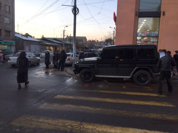 Խոշոր վթար երևանում. «Յաշիկը» տապալել է լուսացույցը. լուսանկարներ Խոշոր վթար երևանում. «Յաշիկը» տապալել է լուսացույցը. լուսանկարներ - Sputnik Արմենիա