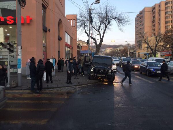 Խոշոր վթար երևանում. «Յաշիկը» տապալել է լուսացույցը. լուսանկարներ Խոշոր վթար երևանում. «Յաշիկը» տապալել է լուսացույցը. լուսանկարներ - Sputnik Արմենիա