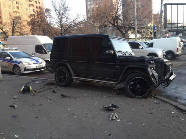 Крупное ДТП в Ереване — водитель ящика влетел в светофор - Sputnik Армения