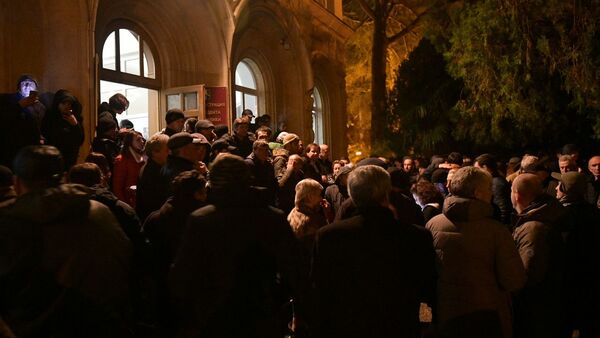 Сторонники оппозиции у здания администрации президента Абхазии (12 января 2020). Сухум - Sputnik Армения