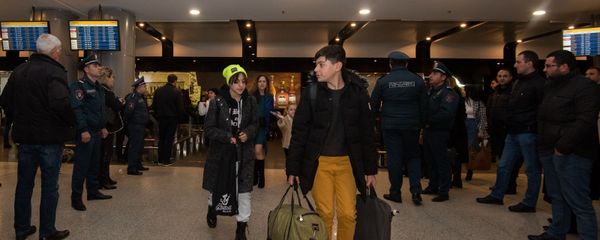 Пассажиры первого рейса Милан-Ереван-Милан авиакомпании Ryanair в аэропорту Звартноц (14 января 2020). Еревaн - Sputnik Արմենիա