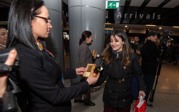 Встреча пассажиров первого рейса Милан-Ереван-Милан авиакомпании Ryanair в аэропорту Звартноц (14 января 2020). Еревaн - Sputnik Армения