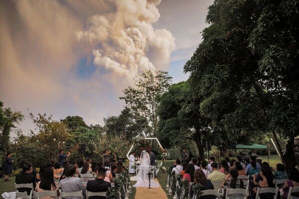 Свадебная церемония на фоне извержения вулкана Тааль на Филиппинах  - Sputnik Армения