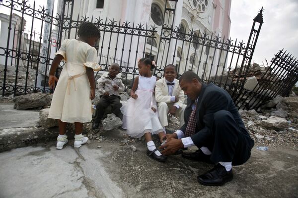 Հարսանիքի են պատրաստվում Հաիթիում երկրաշարժից քանդված տաճարի առաջ։ - Sputnik Արմենիա