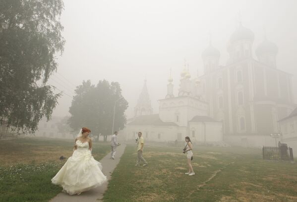 Невеста во время сильного смога от лесных пожаров в Рязани  - Sputnik Армения